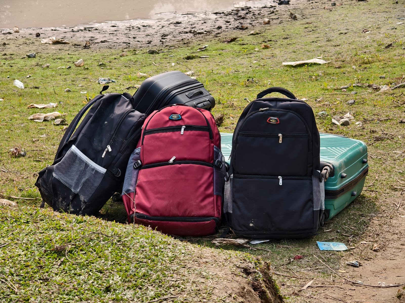 বামনহাটে পরিত্যক্ত ব্যাগ ঘিরে চাঞ্চল্য, উদ্ধার ৮৪ কেজি গাঁজা